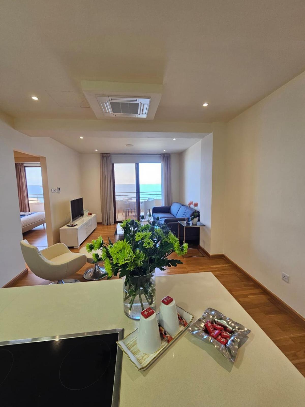 11 Suites - Golden Sunrise Suite ลาร์นาคา ห้อง รูปภาพ